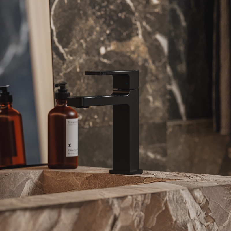 Смеситель для умывальника Omnires Baretti черный