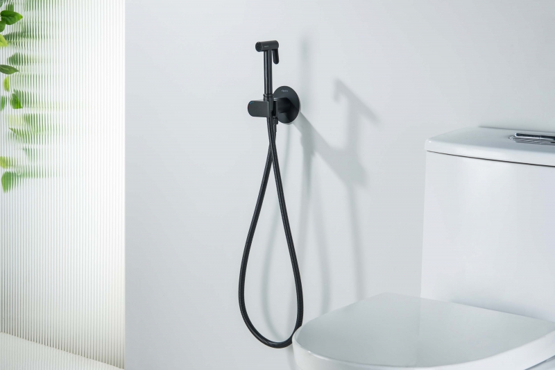 Комплект для гигиенического душа встроенный (смеситель с прогрессивным картриджем + гигиеническая лейка + шланг) AQUATEK, матовый черный  Оберон