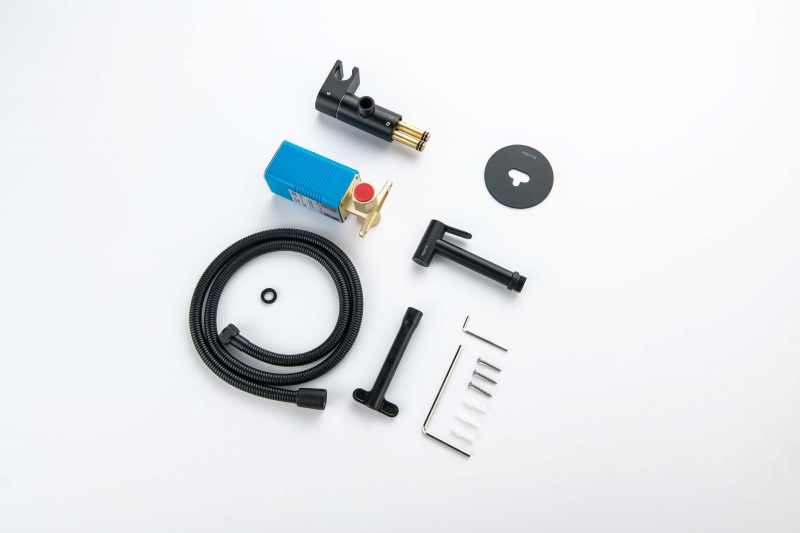 Комплект для гигиенического душа встроенный (смеситель с прогрессивным картриджем + гигиеническая лейка + шланг) AQUATEK, матовый черный  Оберон