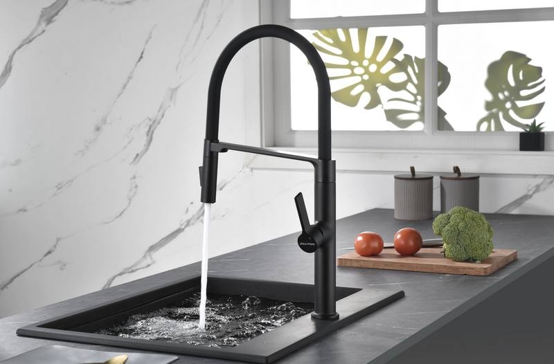 СМЕСИТЕЛЬ PAULMARK BARREL ЧЕРНЫЙ с гибким шлангом, 2 режима струи